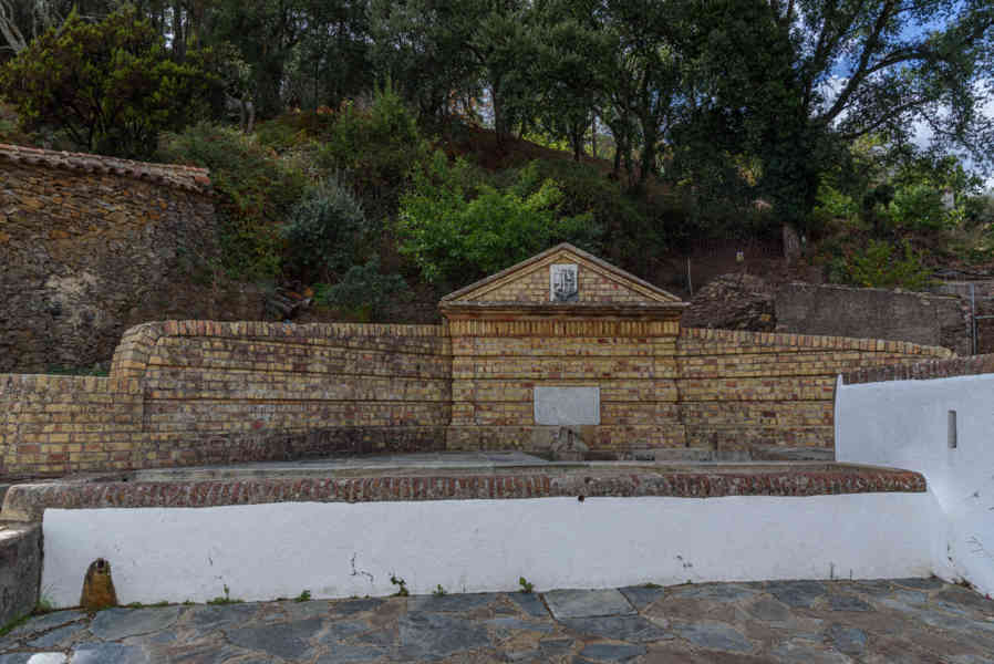 Huelva - Almonaster la Real 18 - fuente del Concejo.jpg